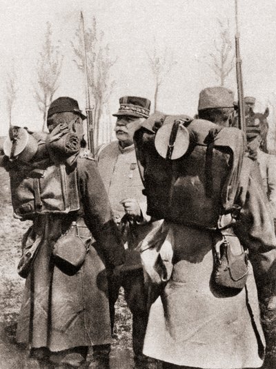 Maresciallo Joseph Jacques Césaire Joffre che ispeziona le sue truppe, da The Illustrated War News, 1915 da French Photographer