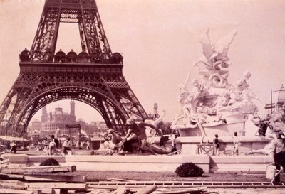Uomini che costruiscono la Fontana St. Vidal vicino alla Torre Eiffel, c.1888 da French Photographer