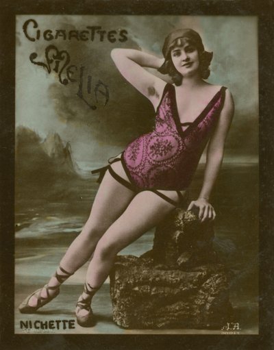 Nichette, ragazza in biancheria intima sulla spiaggia da French Photographer