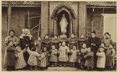 Orfani posano fuori dal loro orfanotrofio in Cina da French Photographer