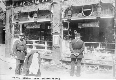 Parigi, negozio tedesco distrutto dalla folla, 1914 da French Photographer