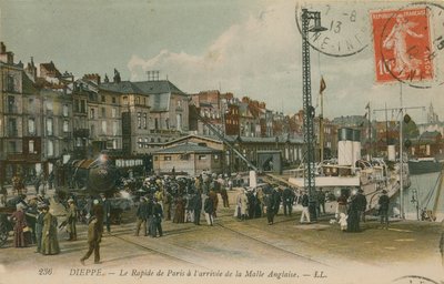Treno espresso di Parigi sul lungomare di Dieppe da French Photographer