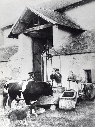 Contadini intorno a un pozzo, in un cortile di una fattoria, c.1860-70 (foto b/n) da French Photographer