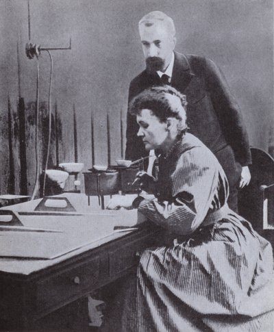 Pierre e Marie Curie, scopritori del Radio, nel loro laboratorio all
