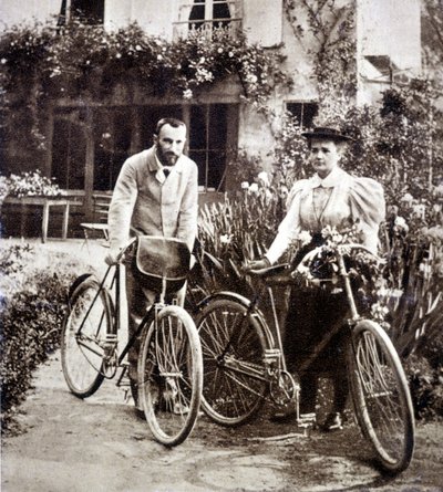 Pierre e Marie Curie nel loro giardino 1895 da French Photographer