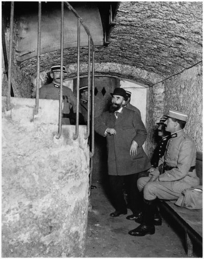 Poliziotti che perquisiscono la cantina di Henri Desire Landru (1869-1922) c.1919-20 da French Photographer
