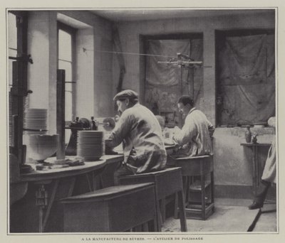 Laboratorio di lucidatura alla fabbrica di porcellane di Sevres, Francia da French Photographer