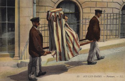 Portatori che trasportano un paziente a Aix-Les-Bains da French Photographer