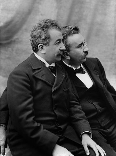 Ritratto di Auguste (1862-1954) e Louis Lumiere (1864-1948) c.1920 (foto) da French Photographer