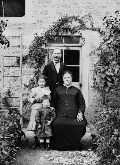 Ritratto di una famiglia nei pressi di Bourmont en Haute Marne. Fotografia fine XIX secolo. Collezione Ducos. da French Photographer