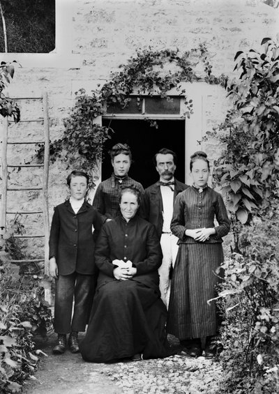Ritratto di una famiglia nei dintorni di Bourmont en Haute Marne. Fotografia fine XIX secolo. Collezione Ducos da French Photographer