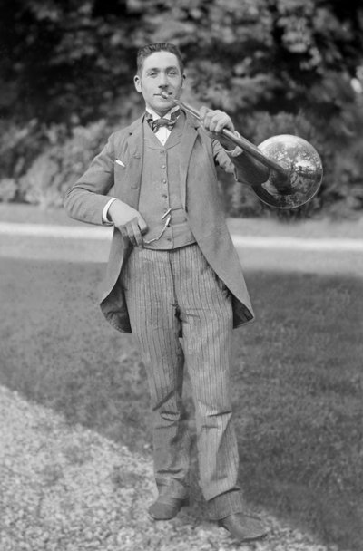Ritratto di un suonatore di corno, della banda di Bourmont in Haute Marne, nel giardino dell