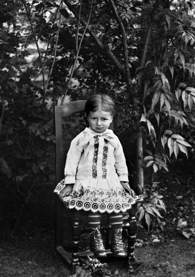 Ritratto di una bambina di Bourmont in Haute Marne, seduta nel giardino dell