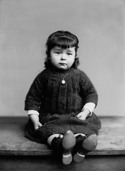 Ritratto di una bambina di Bourmont in Haute Marne, con la sua medaglia di battesimo. Fotografia fine XIX secolo. Collezione Ducos da French Photographer