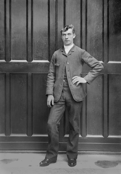 Ritratto di un giovane uomo, regione di Bourmont in Haute-Marne (Haute Marne), circa 1880. Fotografia. Collezione Ducos. da French Photographer