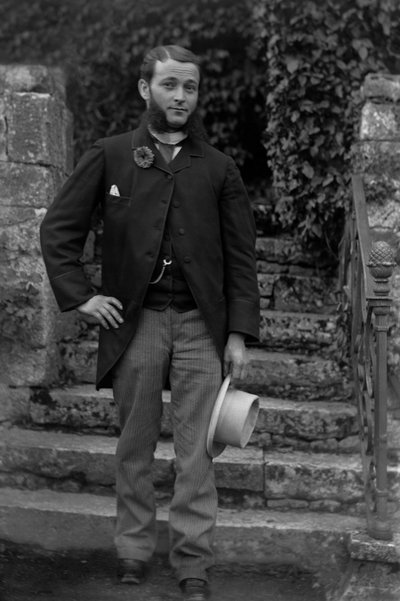Ritratto di un giovane di Bourmont in Haute Marne, con la coccarda dei coscritti al bottone, che posa nel giardino dell