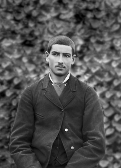 Ritratto di un giovane uomo, nel giardino dell