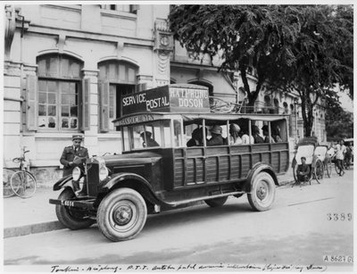 Autobus postale a Haiphong, c.1920 da French Photographer