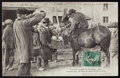 Cartolina raffigurante un contadino nella Haute-Loire che vende cibo al mercato, c.1900 da French Photographer