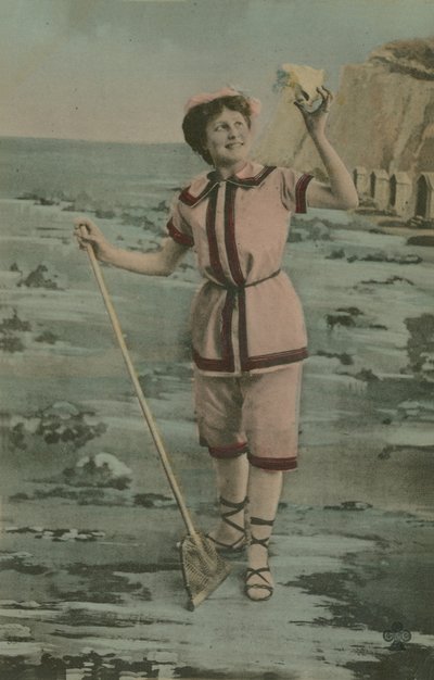 Donna con una rete da pesca e una conchiglia, 1913 (fotografia colorata a mano) da French Photographer
