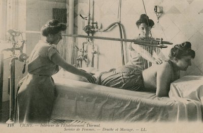 Cartolina di una donna che riceve una doccia e un massaggio alle terme di Vichy da French Photographer