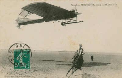 Aeroplano Antoinette pilotato da M. Demanest, 1913 da French Photographer