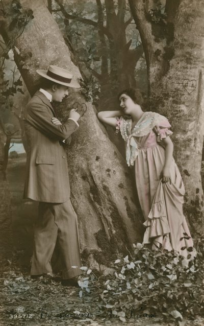 Cartolina di innamorati che incidono un cuore su un albero da French Photographer