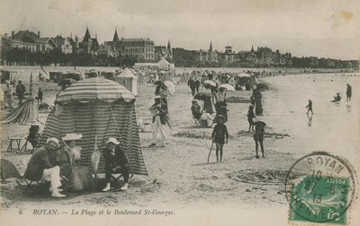 Spiaggia e Boulevard St Georges, Royan, Francia da French Photographer