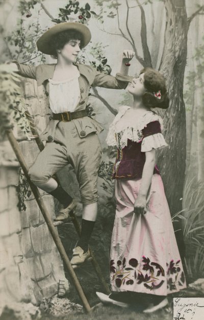 Due ragazze in costume con ciliegie da French Photographer