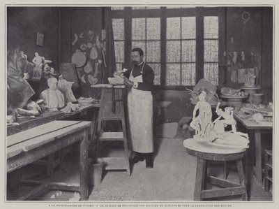 Preparazione degli stampi in un laboratorio della fabbrica di porcellane di Sevres, Francia da French Photographer