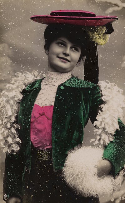 Ragazza carina, in bei vestiti, nella neve da French Photographer