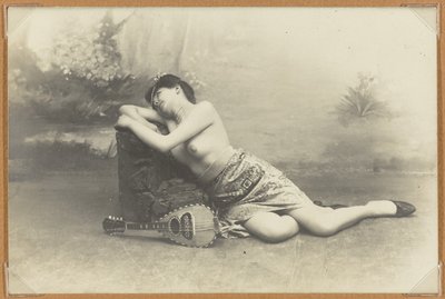 Donna reclinata con mandolino, c.1895 da French Photographer