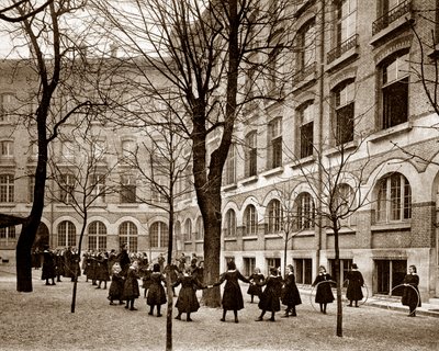 Corte ricreativa della scuola di Madame de Saisseval (Carcado - Saisseval) a Parigi alla fine del XIX secolo da French Photographer