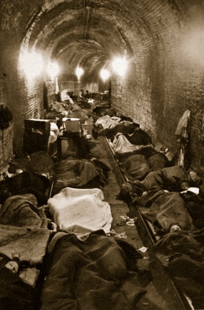 I residenti di Le Havre cercano rifugio nei tunnel dei treni, settembre 1940 da French Photographer