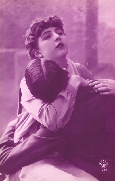 Immagine rosa di coppia che si abbraccia da French Photographer