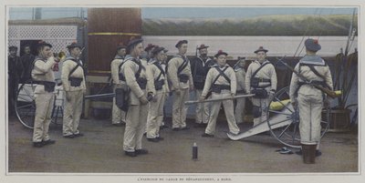 Marinai che eseguono un esercizio con un cannone da sbarco a bordo di una nave da French Photographer