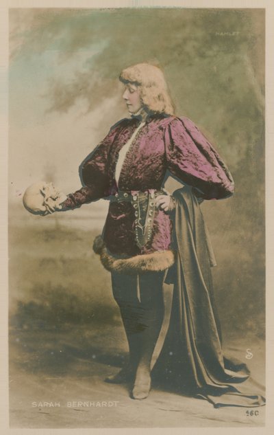 Sarah Bernhardt in costume come Amleto da French Photographer