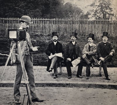 Scena dalla vita di un fotografo, "il fotografo fotografa". Fotografia, fine XIX secolo, Parigi. Coll. Selva da French Photographer