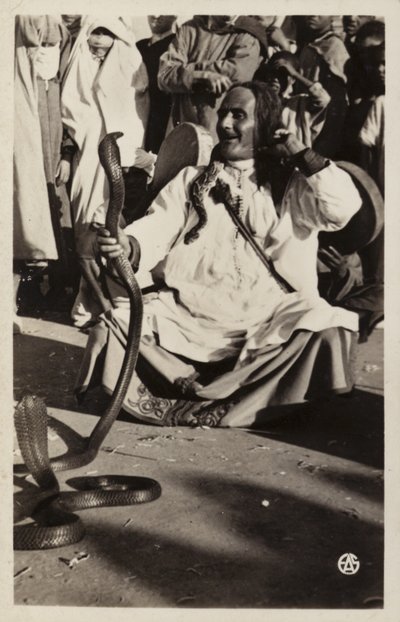 Scene del Nord Africa: Incantatore di serpenti nei Souk da French Photographer