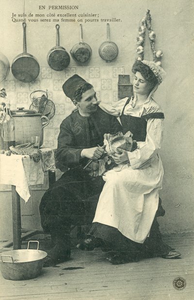 Serva seduta sulle ginocchia di un uomo in cucina da French Photographer
