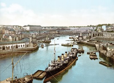 Navi ormeggiate sul fiume Penfeld, Brest, 1890-1900 da French Photographer