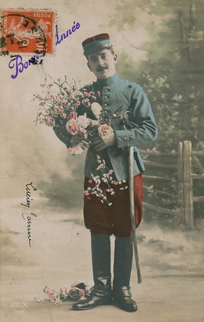 Soldato che porta un mazzo di fiori, cartolina di Capodanno da French Photographer