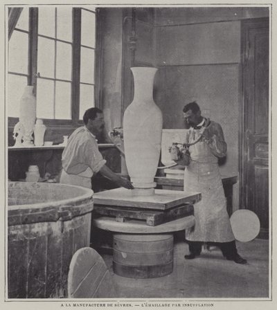 Smaltatura a spruzzo di un vaso alla fabbrica di porcellane di Sevres, Francia da French Photographer