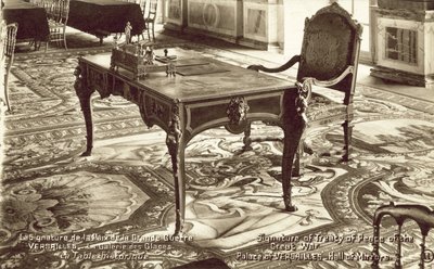 Tavolo nella Sala degli Specchi al Palazzo di Versailles su cui fu firmato il Trattato di Versailles da French Photographer