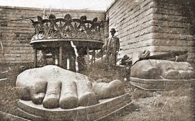 La costruzione della Statua della Libertà, (dettaglio) dei piedi, c.1876 da French Photographer