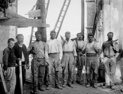 La squadra di carpentieri, al lavoro per il restauro dell