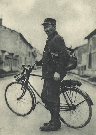 Questo postino francese trova la sua bicicletta molto utile da French Photographer