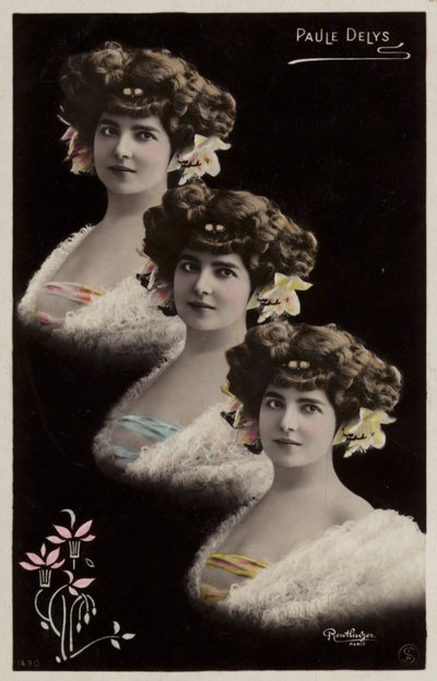 Tre teste femminili identiche da French Photographer