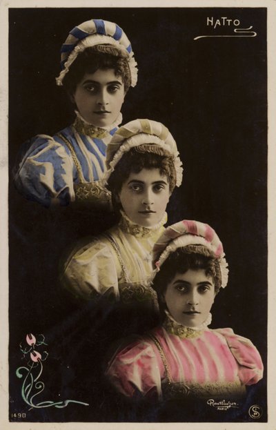 Tre teste femminili identiche da French Photographer