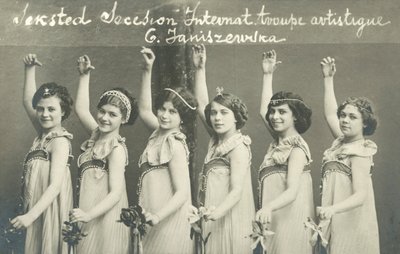Gruppo di giovani ballerine, sorridenti da French Photographer